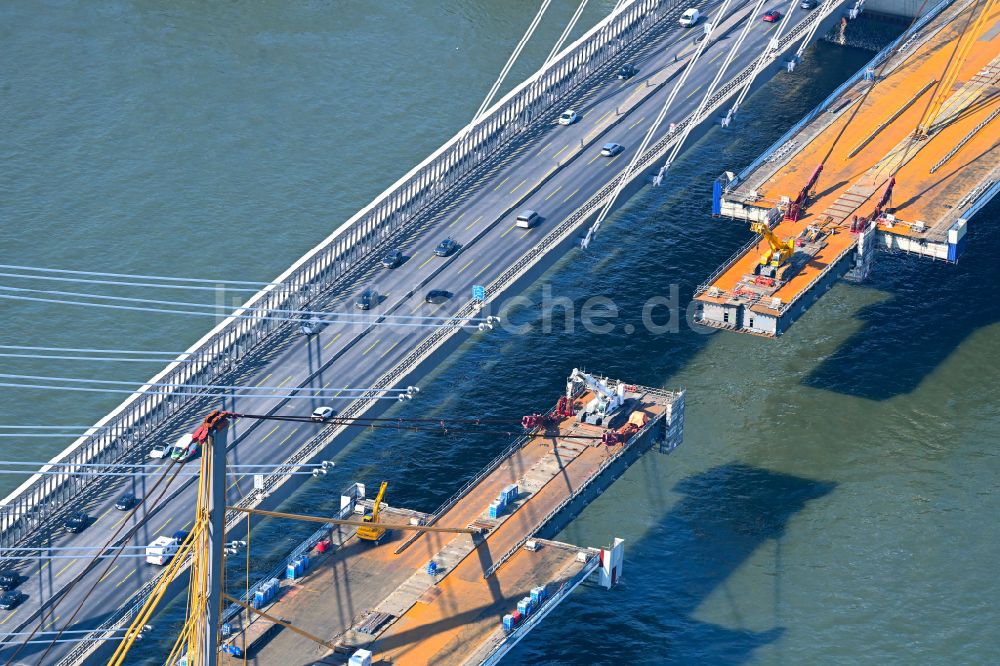 Duisburg von oben - Baustelle zum Sanierung und Instandsetzung der Autobahnbrücke BAB A40 Rheinbrücke Duisburg-Neuenkamp im Ortsteil Homberg in Duisburg im Bundesland Nordrhein-Westfalen, Deutschland