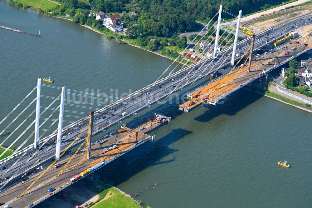 Duisburg aus der Vogelperspektive: Baustelle zum Sanierung und Instandsetzung der Autobahnbrücke BAB A40 Rheinbrücke Duisburg-Neuenkamp im Ortsteil Homberg in Duisburg im Bundesland Nordrhein-Westfalen, Deutschland