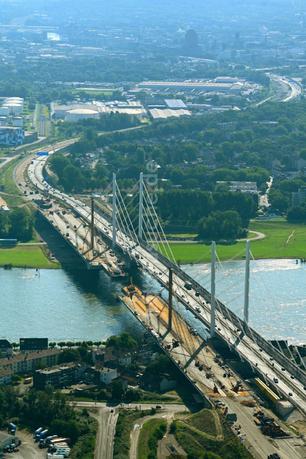 Luftaufnahme Duisburg - Baustelle zum Sanierung und Instandsetzung der Autobahnbrücke BAB A40 Rheinbrücke Duisburg-Neuenkamp im Ortsteil Homberg in Duisburg im Bundesland Nordrhein-Westfalen, Deutschland