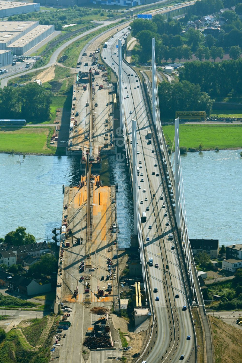 Duisburg von oben - Baustelle zum Sanierung und Instandsetzung der Autobahnbrücke BAB A40 Rheinbrücke Duisburg-Neuenkamp im Ortsteil Homberg in Duisburg im Bundesland Nordrhein-Westfalen, Deutschland