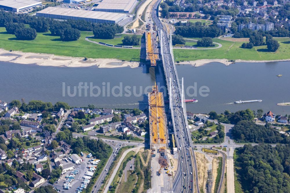 Homberg aus der Vogelperspektive: Baustelle zum Sanierung und Instandsetzung der Autobahnbrücke BAB A40 Rheinbrücke Duisburg-Neuenkamp im Ortsteil Homberg in Duisburg im Bundesland Nordrhein-Westfalen, Deutschland