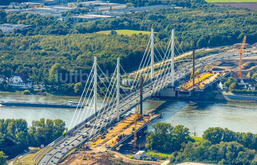 Luftaufnahme Duisburg - Baustelle zum Sanierung und Instandsetzung der Autobahnbrücke BAB A40 Rheinbrücke Duisburg-Neuenkamp im Ortsteil Homberg in Duisburg im Bundesland Nordrhein-Westfalen, Deutschland