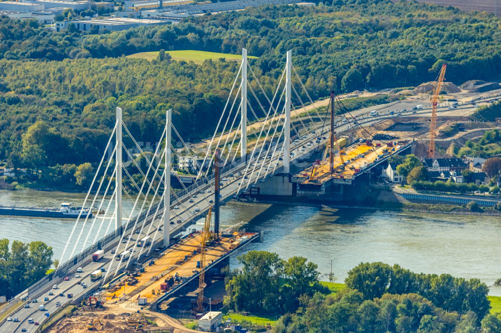 Duisburg von oben - Baustelle zum Sanierung und Instandsetzung der Autobahnbrücke BAB A40 Rheinbrücke Duisburg-Neuenkamp im Ortsteil Homberg in Duisburg im Bundesland Nordrhein-Westfalen, Deutschland