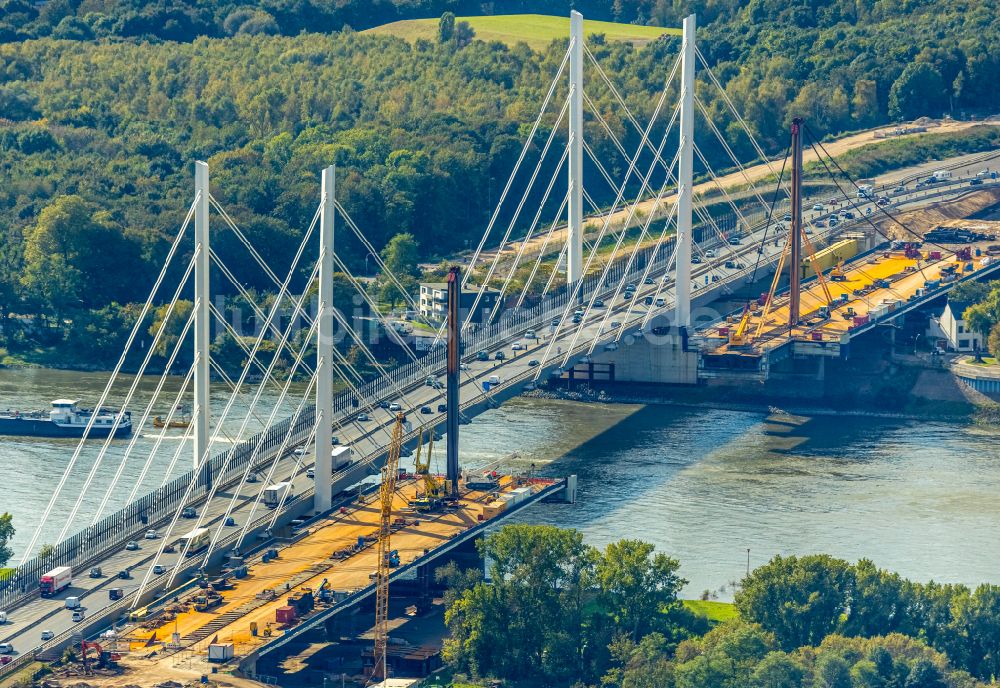 Duisburg aus der Vogelperspektive: Baustelle zum Sanierung und Instandsetzung der Autobahnbrücke BAB A40 Rheinbrücke Duisburg-Neuenkamp im Ortsteil Homberg in Duisburg im Bundesland Nordrhein-Westfalen, Deutschland