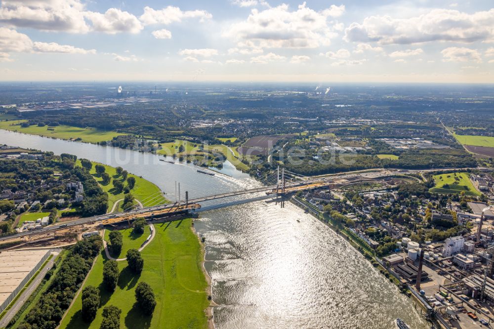 Luftbild Duisburg - Baustelle zum Sanierung und Instandsetzung der Autobahnbrücke BAB A40 Rheinbrücke Duisburg-Neuenkamp im Ortsteil Homberg in Duisburg im Bundesland Nordrhein-Westfalen, Deutschland