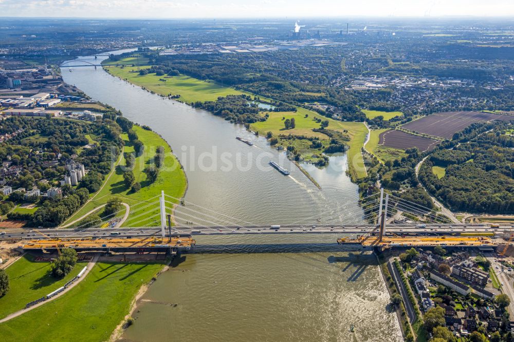 Luftaufnahme Duisburg - Baustelle zum Sanierung und Instandsetzung der Autobahnbrücke BAB A40 Rheinbrücke Duisburg-Neuenkamp im Ortsteil Homberg in Duisburg im Bundesland Nordrhein-Westfalen, Deutschland