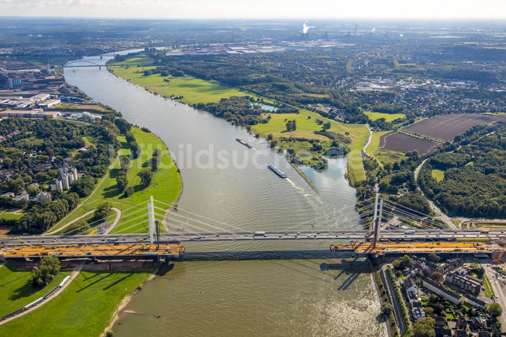 Duisburg von oben - Baustelle zum Sanierung und Instandsetzung der Autobahnbrücke BAB A40 Rheinbrücke Duisburg-Neuenkamp im Ortsteil Homberg in Duisburg im Bundesland Nordrhein-Westfalen, Deutschland