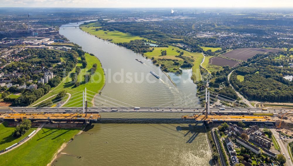 Duisburg von oben - Baustelle zum Sanierung und Instandsetzung der Autobahnbrücke BAB A40 Rheinbrücke Duisburg-Neuenkamp im Ortsteil Homberg in Duisburg im Bundesland Nordrhein-Westfalen, Deutschland