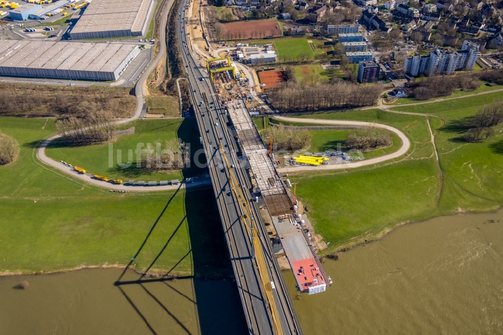 Duisburg aus der Vogelperspektive: Baustelle zum Sanierung und Instandsetzung des Autobahnbrücken BAB A40 Rheinbrücke Duisburg-Neuenkamp im Ortsteil Kasslerfeld in Duisburg im Bundesland Nordrhein-Westfalen, Deutschland