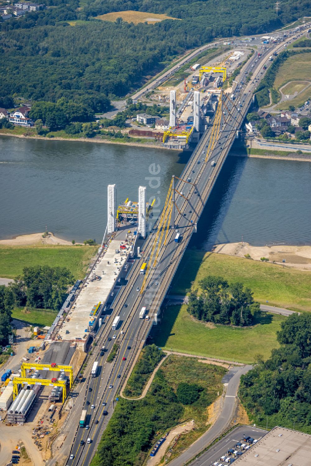 Duisburg von oben - Baustelle zum Sanierung und Instandsetzung des Autobahnbrücken BAB A40 Rheinbrücke Duisburg-Neuenkamp im Ortsteil Kasslerfeld in Duisburg im Bundesland Nordrhein-Westfalen, Deutschland