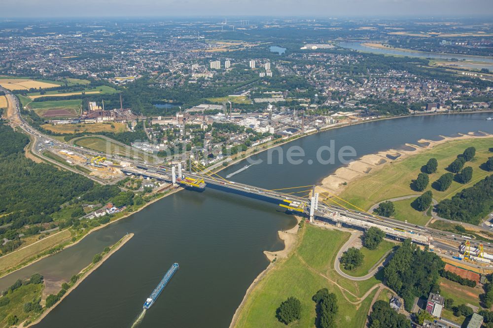 Luftbild Duisburg - Baustelle zum Sanierung und Instandsetzung des Autobahnbrücken BAB A40 Rheinbrücke Duisburg-Neuenkamp im Ortsteil Kasslerfeld in Duisburg im Bundesland Nordrhein-Westfalen, Deutschland