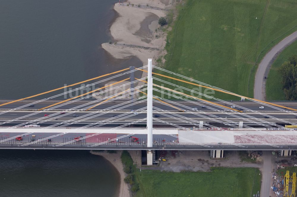 Luftaufnahme Duisburg - Baustelle zum Sanierung und Instandsetzung des Autobahnbrücken BAB A40 Rheinbrücke Duisburg-Neuenkamp im Ortsteil Kasslerfeld in Duisburg im Bundesland Nordrhein-Westfalen, Deutschland