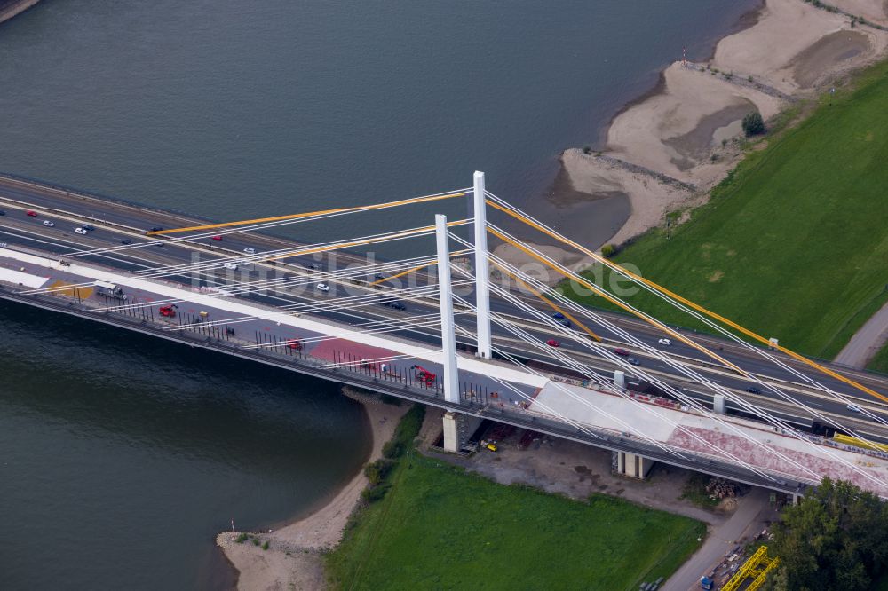 Duisburg von oben - Baustelle zum Sanierung und Instandsetzung des Autobahnbrücken BAB A40 Rheinbrücke Duisburg-Neuenkamp im Ortsteil Kasslerfeld in Duisburg im Bundesland Nordrhein-Westfalen, Deutschland