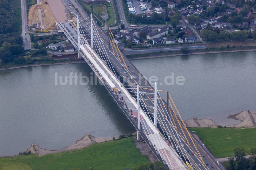 Duisburg aus der Vogelperspektive: Baustelle zum Sanierung und Instandsetzung des Autobahnbrücken BAB A40 Rheinbrücke Duisburg-Neuenkamp im Ortsteil Kasslerfeld in Duisburg im Bundesland Nordrhein-Westfalen, Deutschland