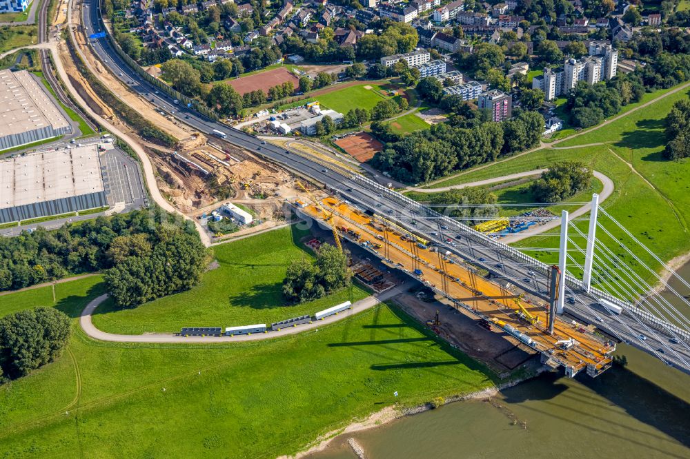 Luftaufnahme Duisburg - Baustelle zum Sanierung und Instandsetzung des Autobahnbrücken BAB A40 Rheinbrücke Duisburg-Neuenkamp im Ortsteil Kasslerfeld in Duisburg im Bundesland Nordrhein-Westfalen, Deutschland