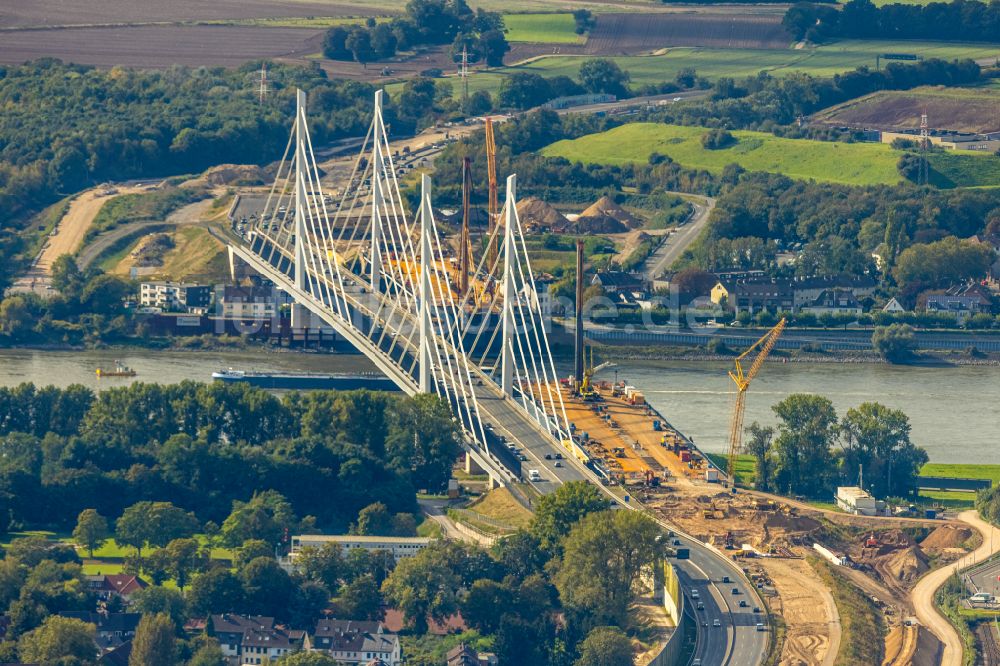 Luftaufnahme Duisburg - Baustelle zum Sanierung und Instandsetzung des Autobahnbrücken BAB A40 Rheinbrücke Duisburg-Neuenkamp im Ortsteil Kasslerfeld in Duisburg im Bundesland Nordrhein-Westfalen, Deutschland