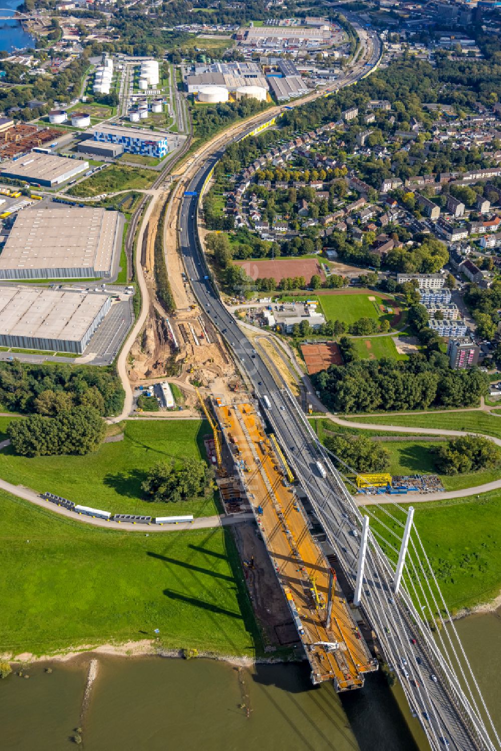 Duisburg von oben - Baustelle zum Sanierung und Instandsetzung des Autobahnbrücken BAB A40 Rheinbrücke Duisburg-Neuenkamp im Ortsteil Kasslerfeld in Duisburg im Bundesland Nordrhein-Westfalen, Deutschland