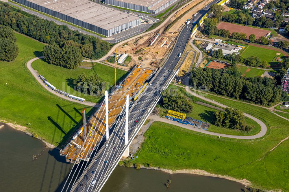 Duisburg aus der Vogelperspektive: Baustelle zum Sanierung und Instandsetzung des Autobahnbrücken BAB A40 Rheinbrücke Duisburg-Neuenkamp im Ortsteil Kasslerfeld in Duisburg im Bundesland Nordrhein-Westfalen, Deutschland