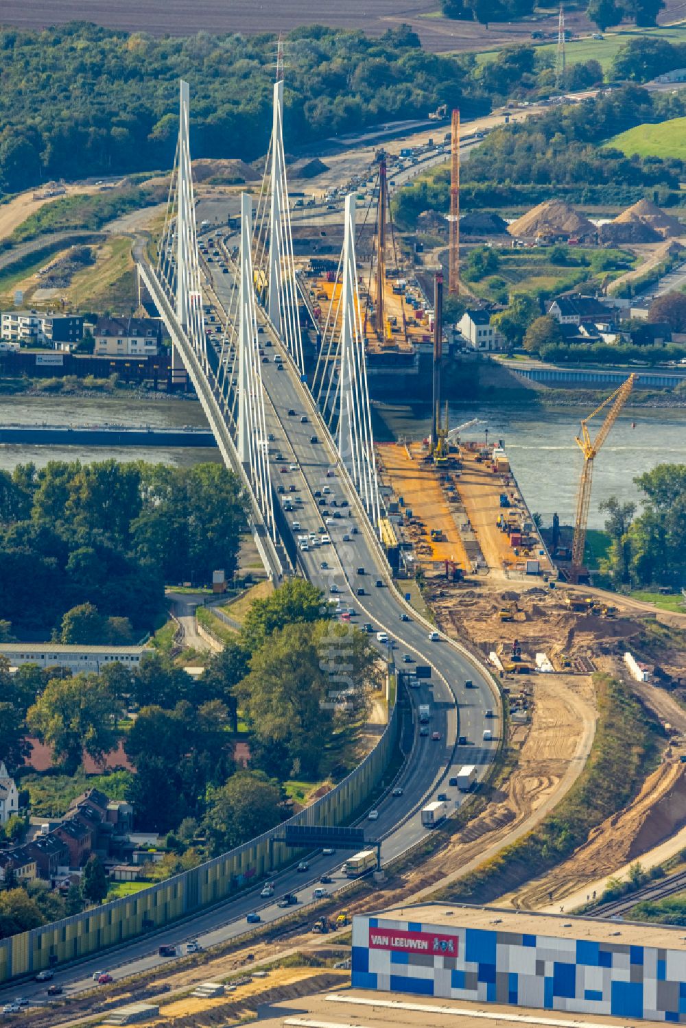 Duisburg aus der Vogelperspektive: Baustelle zum Sanierung und Instandsetzung des Autobahnbrücken BAB A40 Rheinbrücke Duisburg-Neuenkamp im Ortsteil Kasslerfeld in Duisburg im Bundesland Nordrhein-Westfalen, Deutschland