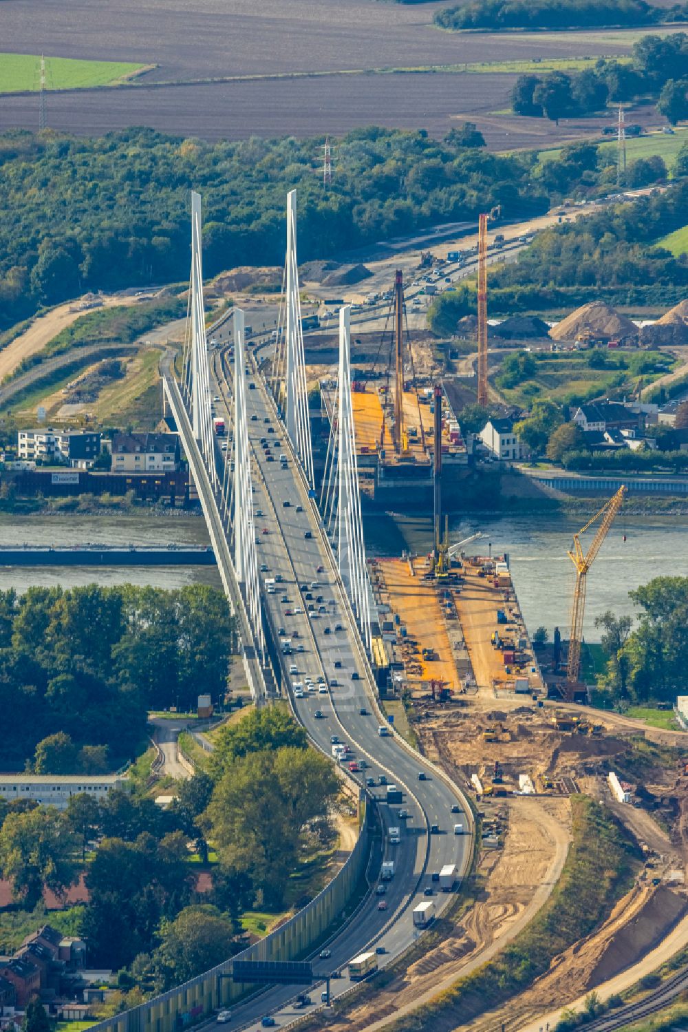 Luftbild Duisburg - Baustelle zum Sanierung und Instandsetzung des Autobahnbrücken BAB A40 Rheinbrücke Duisburg-Neuenkamp im Ortsteil Kasslerfeld in Duisburg im Bundesland Nordrhein-Westfalen, Deutschland