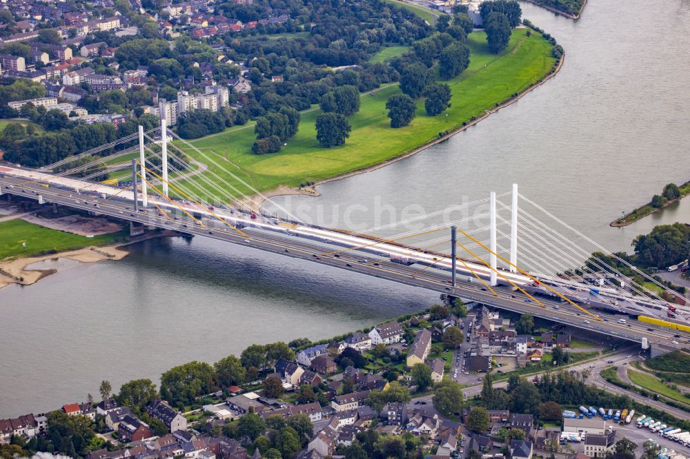 Duisburg von oben - Baustelle zum Sanierung und Instandsetzung des Autobahnbrücken BAB A40 Rheinbrücke Duisburg-Neuenkamp im Ortsteil Kasslerfeld in Duisburg im Bundesland Nordrhein-Westfalen, Deutschland