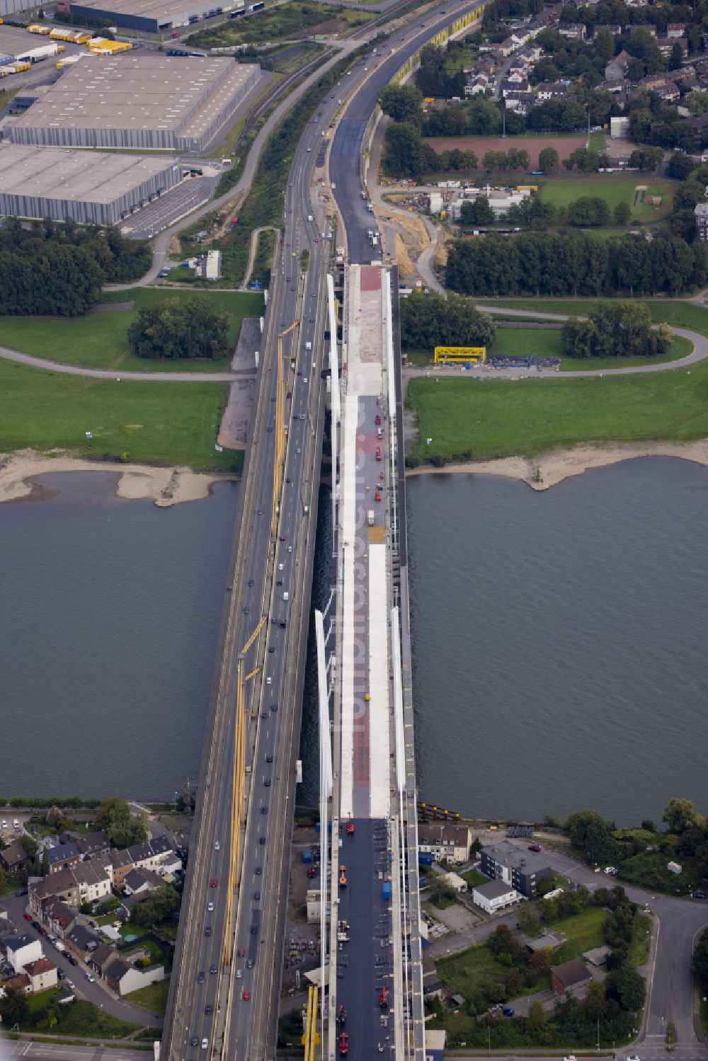 Duisburg von oben - Baustelle zum Sanierung und Instandsetzung des Autobahnbrücken BAB A40 Rheinbrücke Duisburg-Neuenkamp im Ortsteil Kasslerfeld in Duisburg im Bundesland Nordrhein-Westfalen, Deutschland