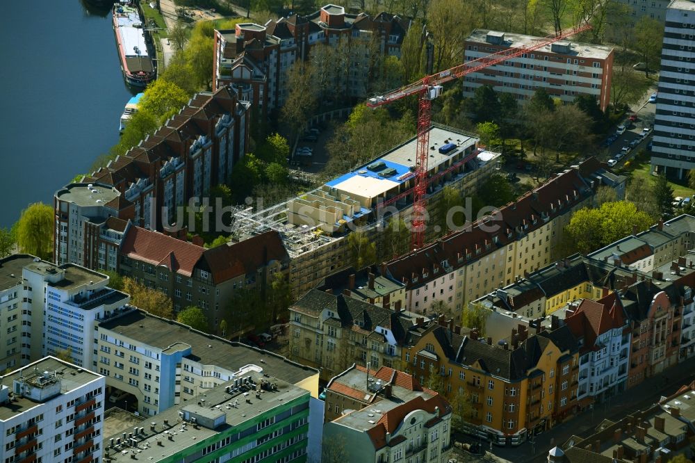 Luftbild Berlin - Baustelle zum Umbau und Ausbau des Altbau- Gebäudes an der Diedenhofener Straße - Straßburger Straße - Sedanstraße im Ortsteil Spandau in Berlin, Deutschland