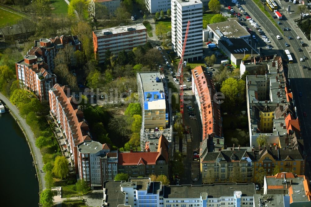 Luftaufnahme Berlin - Baustelle zum Umbau und Ausbau des Altbau- Gebäudes an der Diedenhofener Straße - Straßburger Straße - Sedanstraße im Ortsteil Spandau in Berlin, Deutschland