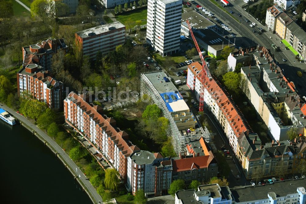 Berlin von oben - Baustelle zum Umbau und Ausbau des Altbau- Gebäudes an der Diedenhofener Straße - Straßburger Straße - Sedanstraße im Ortsteil Spandau in Berlin, Deutschland