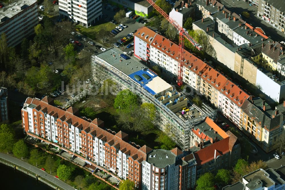 Berlin aus der Vogelperspektive: Baustelle zum Umbau und Ausbau des Altbau- Gebäudes an der Diedenhofener Straße - Straßburger Straße - Sedanstraße im Ortsteil Spandau in Berlin, Deutschland