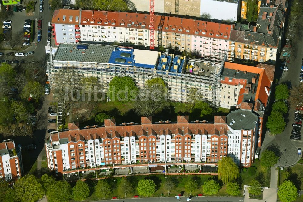 Luftaufnahme Berlin - Baustelle zum Umbau und Ausbau des Altbau- Gebäudes an der Diedenhofener Straße - Straßburger Straße - Sedanstraße im Ortsteil Spandau in Berlin, Deutschland