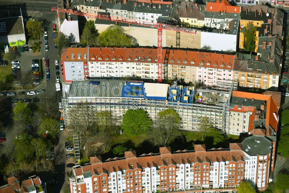 Berlin von oben - Baustelle zum Umbau und Ausbau des Altbau- Gebäudes an der Diedenhofener Straße - Straßburger Straße - Sedanstraße im Ortsteil Spandau in Berlin, Deutschland