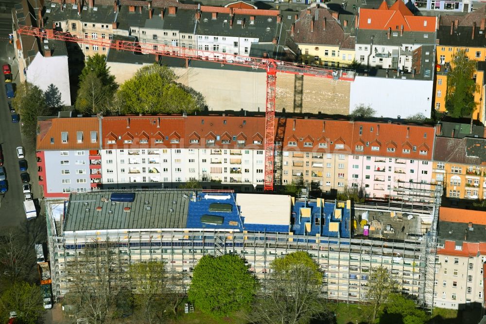 Berlin aus der Vogelperspektive: Baustelle zum Umbau und Ausbau des Altbau- Gebäudes an der Diedenhofener Straße - Straßburger Straße - Sedanstraße im Ortsteil Spandau in Berlin, Deutschland