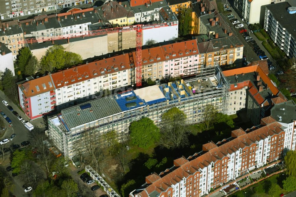 Luftbild Berlin - Baustelle zum Umbau und Ausbau des Altbau- Gebäudes an der Diedenhofener Straße - Straßburger Straße - Sedanstraße im Ortsteil Spandau in Berlin, Deutschland