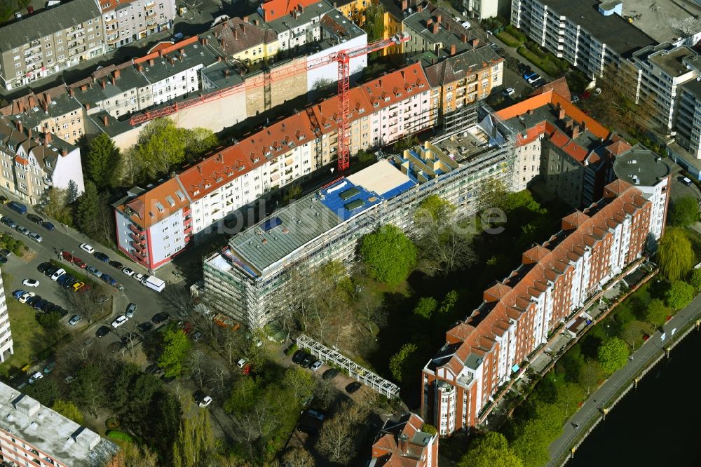 Luftaufnahme Berlin - Baustelle zum Umbau und Ausbau des Altbau- Gebäudes an der Diedenhofener Straße - Straßburger Straße - Sedanstraße im Ortsteil Spandau in Berlin, Deutschland