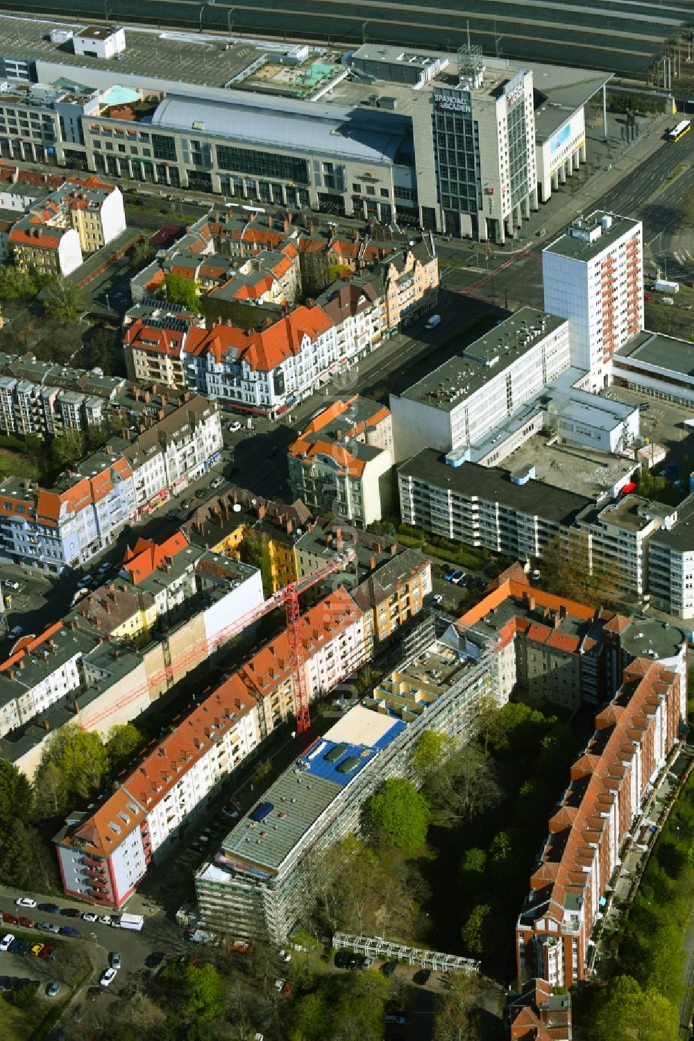 Berlin von oben - Baustelle zum Umbau und Ausbau des Altbau- Gebäudes an der Diedenhofener Straße - Straßburger Straße - Sedanstraße im Ortsteil Spandau in Berlin, Deutschland