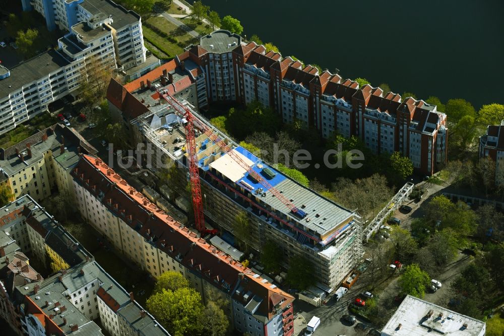 Berlin aus der Vogelperspektive: Baustelle zum Umbau und Ausbau des Altbau- Gebäudes an der Diedenhofener Straße - Straßburger Straße - Sedanstraße im Ortsteil Spandau in Berlin, Deutschland