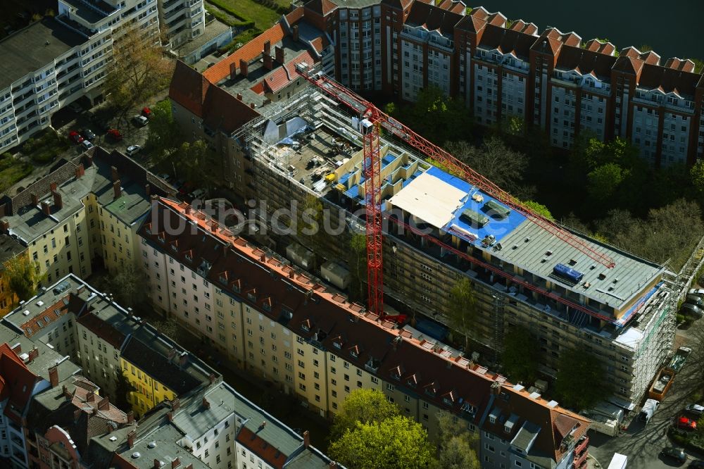 Luftbild Berlin - Baustelle zum Umbau und Ausbau des Altbau- Gebäudes an der Diedenhofener Straße - Straßburger Straße - Sedanstraße im Ortsteil Spandau in Berlin, Deutschland