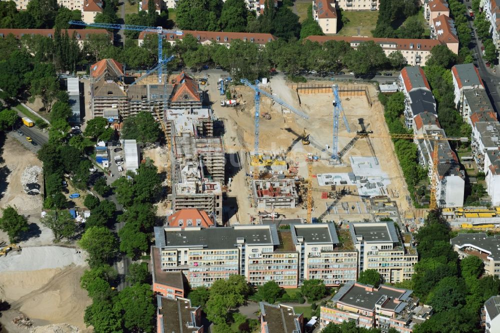 Luftaufnahme Berlin - Baustelle zum Umbau und Ausbau des denkmalgeschützten Altbau- Gebäudes der AVILA Projektmanagement GmbH am Mariendorfer Weg im Ortsteil Neukölln in Berlin