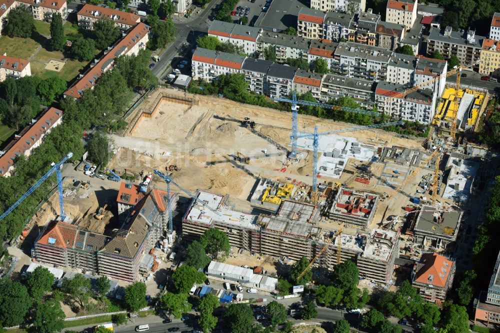 Berlin aus der Vogelperspektive: Baustelle zum Umbau und Ausbau des denkmalgeschützten Altbau- Gebäudes der AVILA Projektmanagement GmbH am Mariendorfer Weg im Ortsteil Neukölln in Berlin