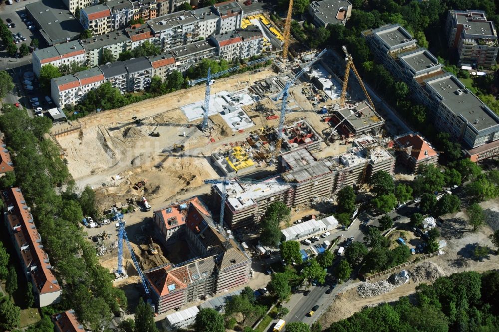 Luftbild Berlin - Baustelle zum Umbau und Ausbau des denkmalgeschützten Altbau- Gebäudes der AVILA Projektmanagement GmbH am Mariendorfer Weg im Ortsteil Neukölln in Berlin