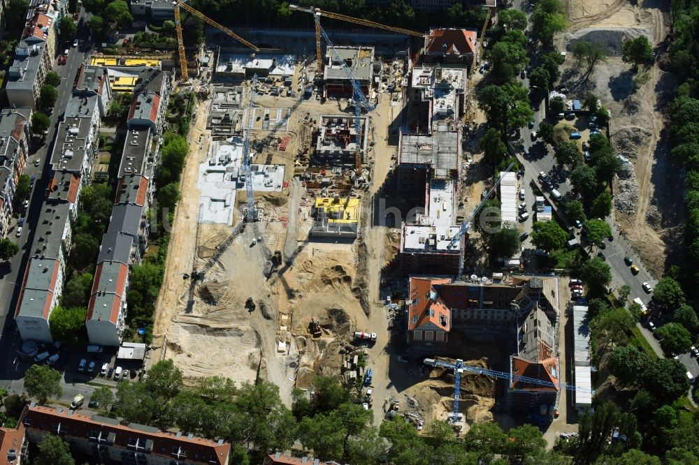 Luftaufnahme Berlin - Baustelle zum Umbau und Ausbau des denkmalgeschützten Altbau- Gebäudes der AVILA Projektmanagement GmbH am Mariendorfer Weg im Ortsteil Neukölln in Berlin