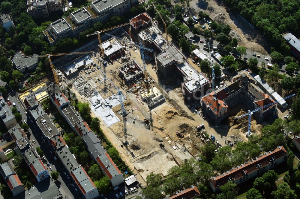 Berlin aus der Vogelperspektive: Baustelle zum Umbau und Ausbau des denkmalgeschützten Altbau- Gebäudes der AVILA Projektmanagement GmbH am Mariendorfer Weg im Ortsteil Neukölln in Berlin