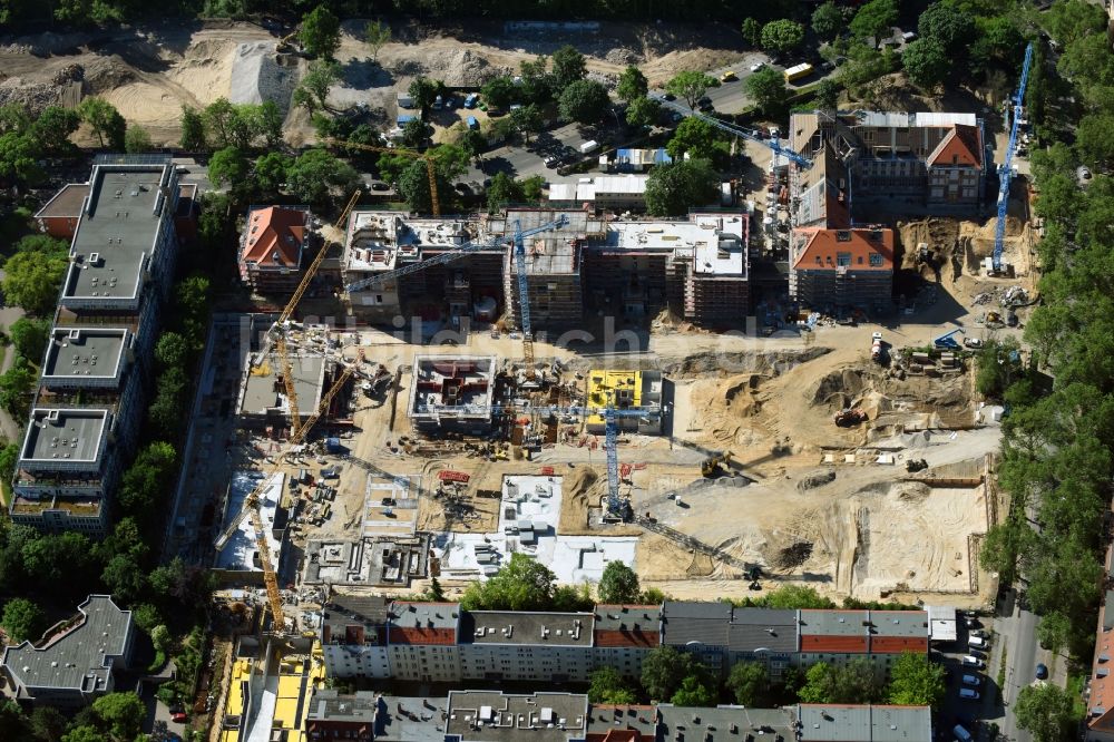 Luftbild Berlin - Baustelle zum Umbau und Ausbau des denkmalgeschützten Altbau- Gebäudes der AVILA Projektmanagement GmbH am Mariendorfer Weg im Ortsteil Neukölln in Berlin