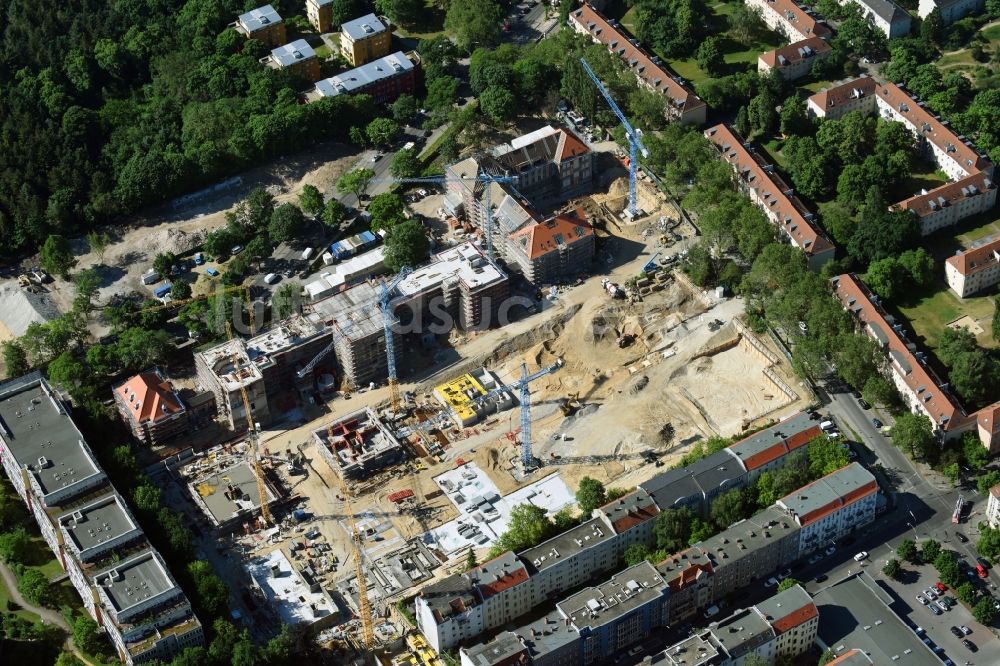 Luftaufnahme Berlin - Baustelle zum Umbau und Ausbau des denkmalgeschützten Altbau- Gebäudes der AVILA Projektmanagement GmbH am Mariendorfer Weg im Ortsteil Neukölln in Berlin