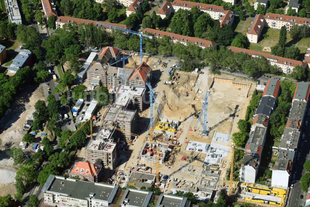 Berlin von oben - Baustelle zum Umbau und Ausbau des denkmalgeschützten Altbau- Gebäudes der AVILA Projektmanagement GmbH am Mariendorfer Weg im Ortsteil Neukölln in Berlin