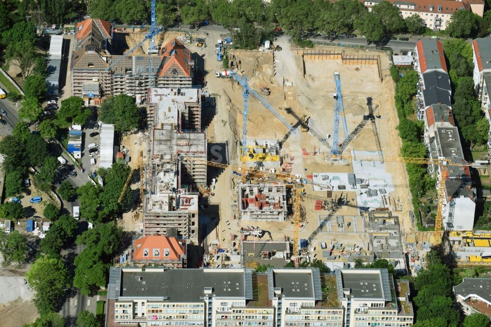 Berlin aus der Vogelperspektive: Baustelle zum Umbau und Ausbau des denkmalgeschützten Altbau- Gebäudes der AVILA Projektmanagement GmbH am Mariendorfer Weg im Ortsteil Neukölln in Berlin