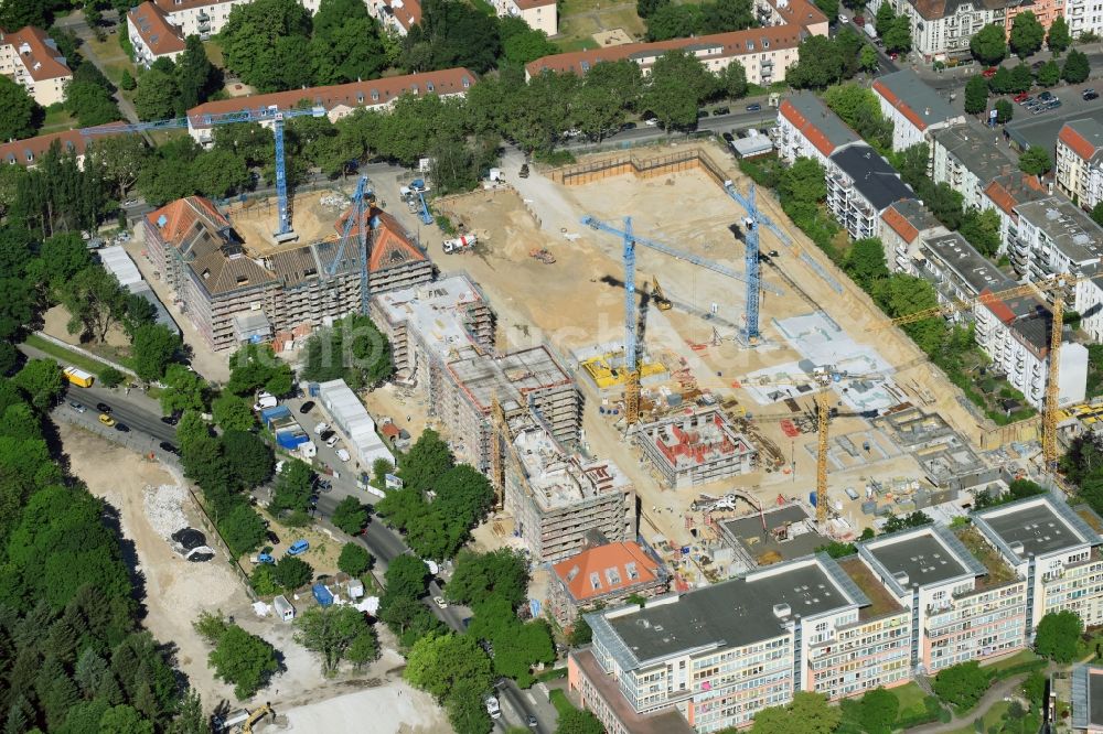 Luftbild Berlin - Baustelle zum Umbau und Ausbau des denkmalgeschützten Altbau- Gebäudes der AVILA Projektmanagement GmbH am Mariendorfer Weg im Ortsteil Neukölln in Berlin