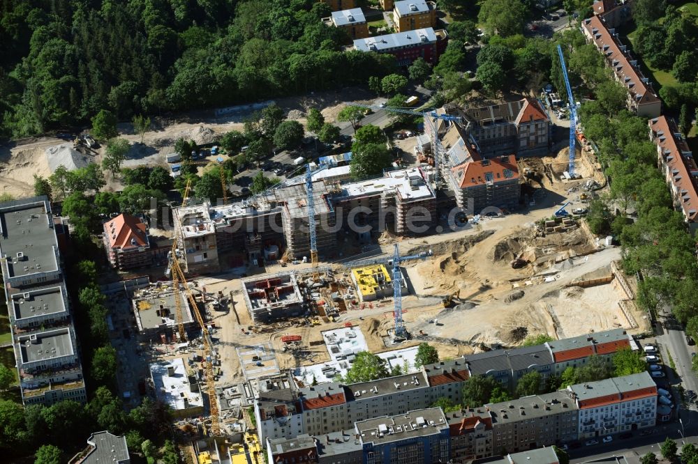 Luftaufnahme Berlin - Baustelle zum Umbau und Ausbau des denkmalgeschützten Altbau- Gebäudes der AVILA Projektmanagement GmbH am Mariendorfer Weg im Ortsteil Neukölln in Berlin