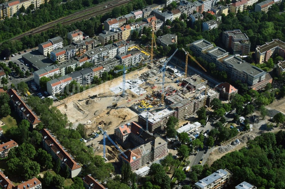 Luftbild Berlin - Baustelle zum Umbau und Ausbau des denkmalgeschützten Altbau- Gebäudes der AVILA Projektmanagement GmbH am Mariendorfer Weg im Ortsteil Neukölln in Berlin